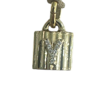 UNO DE 50 CHARM CANDADO LETRA Y DORADO